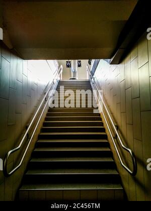 Escaliers dans une gare de train aérien. France Banque D'Images