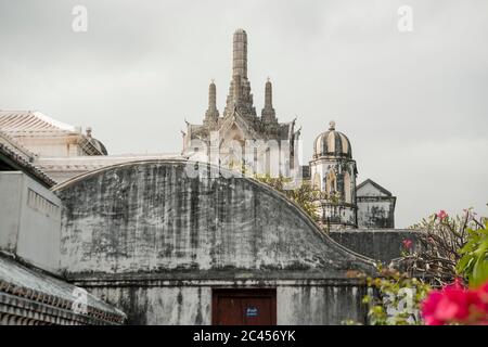 L'architecture du Phra Prang Daeng sur le Parc historique de Phra Nakhon Khiri sur la colline Khao Wang dans la ville de Phetchaburi ou Phetburi dans le Banque D'Images