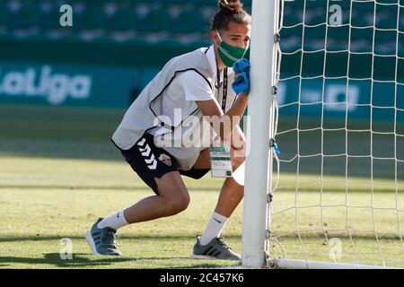 Elche, Espagne. 23 juin 2020. Vue générale football/Soccer : le ballon nettoyant les poteaux de but selon le protocole LaLiga avant le match espagnol 'la Liga SmartBank' entre Elche CF 0-1 RC Deportivo de la Coruna à l'Estadio Manuel Martinez Valero à Elche, Espagne . Crédit: Mutsu Kawamori/AFLO/Alay Live News Banque D'Images