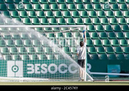 Elche, Espagne. 23 juin 2020. Vue générale football/Soccer : le ballon nettoyant les poteaux de but selon le protocole LaLiga avant le match espagnol 'la Liga SmartBank' entre Elche CF 0-1 RC Deportivo de la Coruna à l'Estadio Manuel Martinez Valero à Elche, Espagne . Crédit: Mutsu Kawamori/AFLO/Alay Live News Banque D'Images