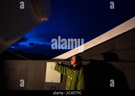 (200624) -- AKTO, 24 juin 2020 (Xinhua) -- Akli Tulti, chercheur adjoint en astronomie, se prépare à l'observation à l'observatoire de Muztagata, dans la région autonome de Xinjiang, dans le nord-ouest de la Chine, le 15 juin 2020. Situé dans la partie occidentale du Xinjiang, l'observatoire Muztagata, affilié à l'Observatoire astronomique de Xinjiang de l'Académie chinoise des sciences, se trouve à une altitude de 4,526 mètres. Il bénéficie d'une situation géographique unique et de superbes conditions d'observation pour l'observation astronomique. Étant donné les conditions de vie défavorables, le personnel ici travaille par quarts et vit dans le village de Subasi à un relativel Banque D'Images