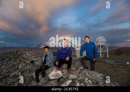 (200624) -- AKTO, 24 juin 2020 (Xinhua) -- le chercheur en astronomie Feng Guojie (C) et ses assistants Akli Tulti (R) et Nurlan Kanpel posent pour une photo à l'observatoire de Muztata, dans la région autonome de Xinjiang Uygur, dans le nord-ouest de la Chine, le 15 juin 2020. Situé dans la partie occidentale du Xinjiang, l'observatoire Muztagata, affilié à l'Observatoire astronomique de Xinjiang de l'Académie chinoise des sciences, se trouve à une altitude de 4,526 mètres. Il bénéficie d'une situation géographique unique et de superbes conditions d'observation pour l'observation astronomique. Étant donné les conditions de vie défavorables, le personnel ici travaille en quarts et en liv Banque D'Images