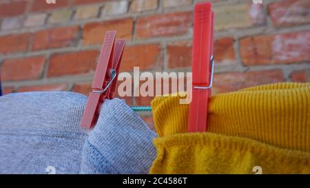 Vêtements colorés accrochés à la corde à linge avec des épingles à linge Banque D'Images