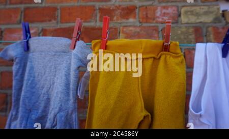 Vêtements colorés accrochés à la corde à linge avec des épingles à linge Banque D'Images