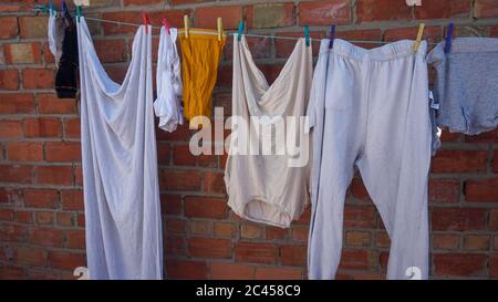 Vêtements colorés accrochés à la corde de linge Banque D'Images