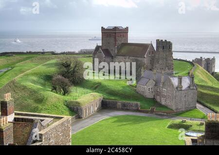 Vue aérienne depuis le château de Douvres avec vue sur l'église St Mary of Castro et la mer. Banque D'Images