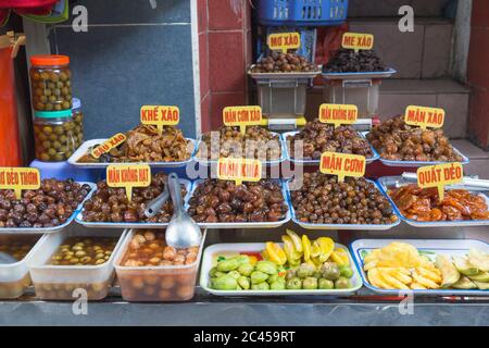 Gros plan sur divers aliments dans un stand à Hanoi, Vietnam Banque D'Images