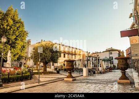 27 octobre 2019 - Isernia, Molise, Italie - la place déserte du centre-ville. Les parasols fermés et les tables vides des bars et restaurants Banque D'Images