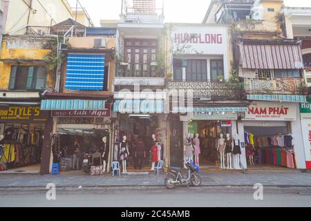 HANOÏ, VIETNAM - 19 MARS 2017 : l'extérieur des bâtiments et des magasins le long des rues de Hanoi au Vietnam pendant la journée Banque D'Images