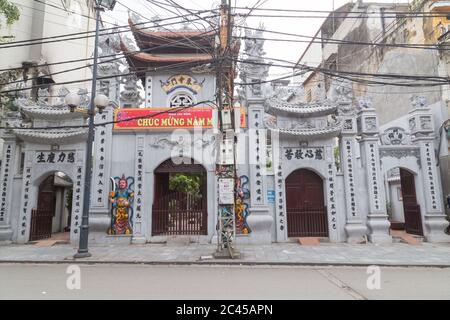 HANOÏ, VIETNAM - 19 MARS 2017 : l'extérieur de l'architecture le long des rues de Hanoi au Vietnam pendant la journée Banque D'Images