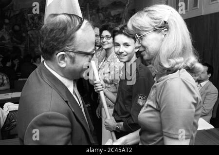 30 novembre 1985, Saxe, Delitzsch: Au milieu des années 1980, des membres du FDJ et d'autres citoyens ont été admis à l'administration du district du SED à Delitzsch comme candidats au Parti de l'unité socialiste d'Allemagne (SED). Après un an, ils peuvent devenir membres du SED. La date exacte d'admission n'est pas connue. Photo: Volkmar Heinz/dpa-Zentralbild/ZB Banque D'Images