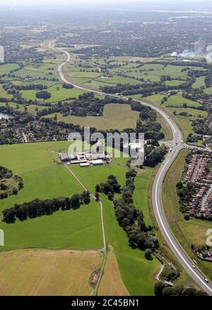 Vue aérienne de la route de secours de l'aéroport de Manchester et de la route Eastern Link A555, prise de l'est de la jonction avec l'A523 à Poynton Banque D'Images