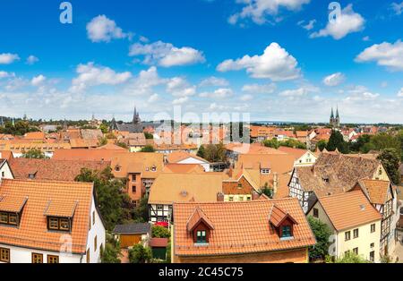 Vue panoramique aérienne de Quedlinburg en une belle journée d'été, en Allemagne Banque D'Images