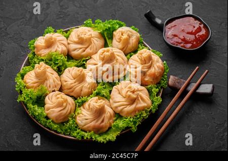 Veg Momos sur table en ardoise noire. Momos est le plat populaire de cuisine indienne, tibétaine, chinoise. Cuisine asiatique. Repas végétarien Banque D'Images