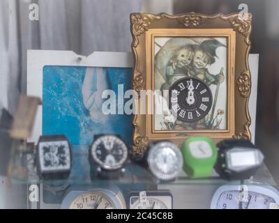 Vue rapprochée isolée d'un ancien magasin de montres/horloges dans le centre de tel Aviv-Israël Banque D'Images