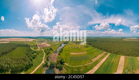 Paysage rural avec beau ciel, vue aérienne. Vue sur la campagne. Vue sur les champs labourés et verts et la forêt de pins au printemps. Panorama 180 Banque D'Images