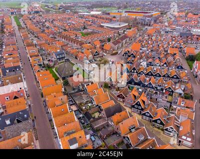 Photographie aérienne des maisons hollandaises typiques de Volendam montrant les lignes typiques de maisons et de rue avec port. La ville de Volendam est populaire Banque D'Images