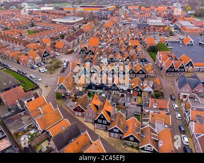 Photographie aérienne des maisons hollandaises typiques de Volendam montrant les lignes typiques de maisons et de rue avec port. La ville de Volendam est populaire Banque D'Images