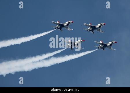 JESOLO, ITALIE - JUIN 12: L'ÉQUIPE aérobie US Air Force Thunderbirds se produit au salon de l'aéronautique de Jesolo le 12 juin 2011 à Jesolo, Italie Banque D'Images