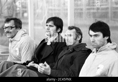 01 janvier 1979, Saxe, Leipzig: Jena-Bank: Jenas team docteur Dr. Johannes Roth, entraîneur Hans Meyer, co-entraîneur Helmut Stein, gardien de but suppléant Detlef Zimmer (de gauche à droite) - GDR-Oberliga top match 1. FC Lok Leipzig - FC Carl Zeiss Jena 2:1 (Oberliga 1979/1980, 13e jour de match) au stade Bruno-Plache. Date exacte de l'enregistrement inconnue. Photo: Volkmar Heinz/dpa-Zentralbild/ZB Banque D'Images