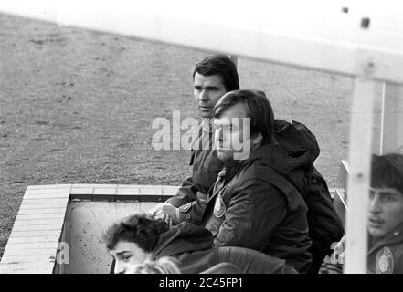 01 janvier 1979, Saxe, Leipzig: LOK-Bank: Gardien de but René Müller (extrême droite), coentraîneur Dr. Bernd Kirsche (loin en arrière) et remplaçant Peter Franzisch (avant gauche, demi-couvert), dos: Inconnu - GDR-Oberliga match supérieur 1. FC Lok Leipzig - FC Carl Zeiss Jena 2:1 (Oberliga 1979/1980, 13e jour de match) au stade Bruno-Plache. Date exacte de l'enregistrement inconnue. Photo: Volkmar Heinz/dpa-Zentralbild/ZB Banque D'Images