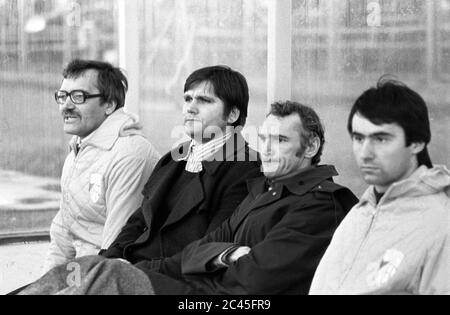 01 janvier 1979, Saxe, Leipzig: Jena-Bank: Jenas team docteur Dr. Johannes Roth, entraîneur Hans Meyer, co-entraîneur Helmut Stein, gardien de but suppléant Detlef Zimmer (de gauche à droite) - GDR-Oberliga top match 1. FC Lok Leipzig - FC Carl Zeiss Jena 2:1 (Oberliga 1979/1980, 13e jour de match) au stade Bruno-Plache. Date exacte de l'enregistrement inconnue. Photo: Volkmar Heinz/dpa-Zentralbild/ZB Banque D'Images