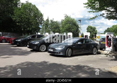 Voitures électriques Tesla en charge à South Mimms services, M25 Banque D'Images