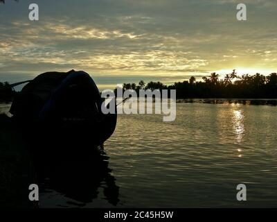 Coucher de soleil sur les eaux de fond du Kerala Inde Banque D'Images