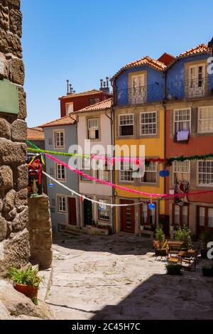 Porto, Portugal - petite place Cobblestone avec maisons traditionnelles colorées et décorations populaires des Saints Banque D'Images