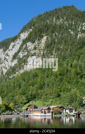 HALLSTATT, SALZKAMMERGUT/AUTRICHE - SEPTEMBRE 14 : vue sur les propriétés autour du lac à Hallstatt le 14 septembre 2017 Banque D'Images