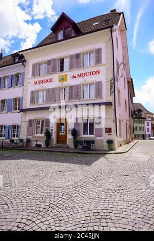 Auberge du Mouton par rue du Cygne dans la vieille ville de Porrentruy, canton du Jura, Suisse. Banque D'Images