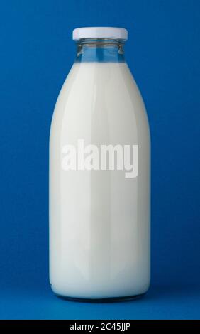 Bouteille de lait en verre maquette sur fond bleu Banque D'Images