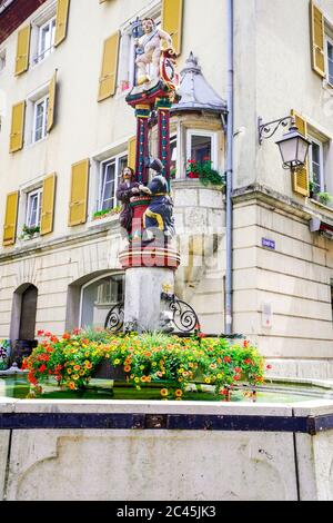 Fontaine de la Samaritaine par la Grande rue de Porrentruy, canton du Jura, Suisse. Banque D'Images