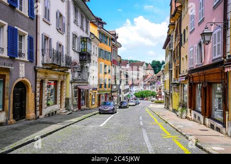 Vue sur la Grand-rue (rue principale) menant au château de Porrentruy, canton du Jura, Suisse. Banque D'Images