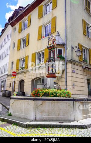 Fontaine de la Samaritaine par la Grande rue de Porrentruy, canton du Jura, Suisse. Banque D'Images