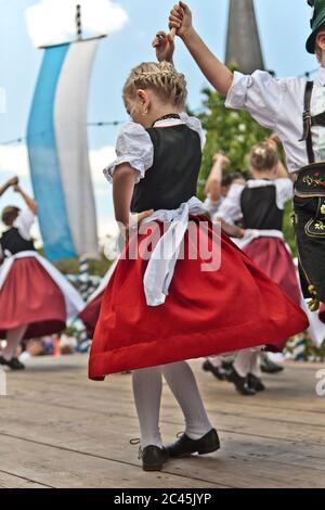 Les enfants font une danse folklorique, Rottenstuben, Bavière, Allemagne Banque D'Images