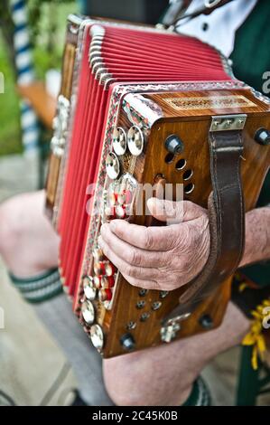 Homme dans les vêtements traditionnels bavarois joue l'accordéon Banque D'Images