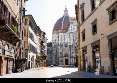 Vue sur une rue vide vers le Duomo di Santa Maria del Fiore à Florence, Italie pendant la crise du virus Corona. Banque D'Images