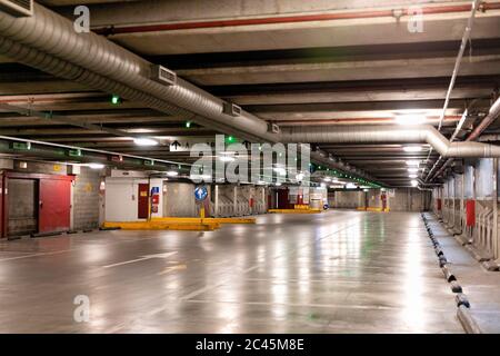 Vue intérieure d'un garage vide à Florence, Italie pendant la crise du virus Corona. Banque D'Images