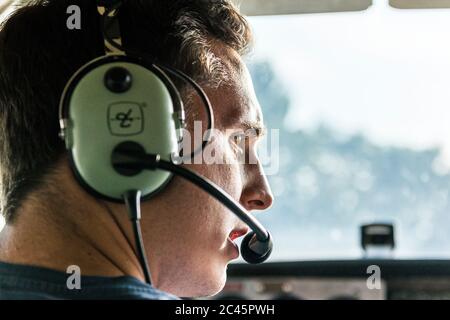 Pilote dans le cockpit d'un avion Banque D'Images