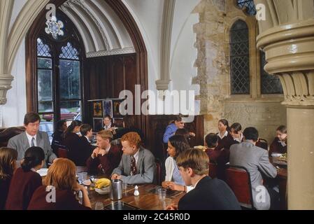 Réfectoire de l'école indépendante à l'heure du déjeuner. Angleterre, Royaume-Uni Banque D'Images