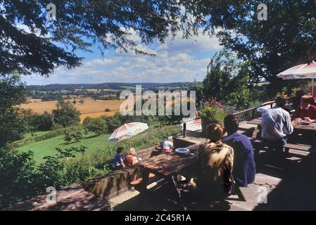 Vue panoramique depuis le jardin du pub Spotted Dog. Penshurst. Kent. Angleterre. ROYAUME-UNI Banque D'Images