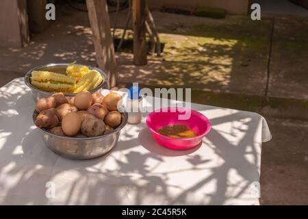 Déjeuner pour le guide et le visiteur dans le village de Potolo, Departamento Chuquisaca, Municipio sucre, Bolivie, Amérique latine Banque D'Images