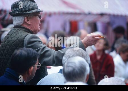 Aucanteur sur le marché public de Louth vendant des usines, des articles de gibier et ménagers, Lincolnshire. Angleterre. ROYAUME-UNI. Vers les années 1990 Banque D'Images