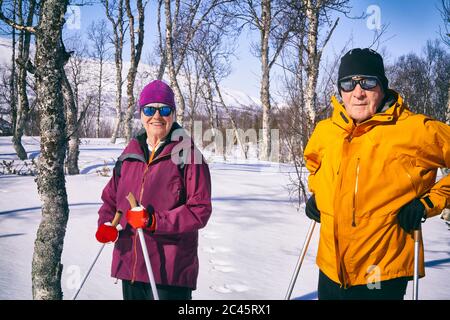 Couple ski de fond à Vasterbotten LAN, Suède. Banque D'Images