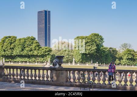 Jeune fille au jardin de Luxembourg regardant le Tour de Montparnasse à Paris, France Banque D'Images