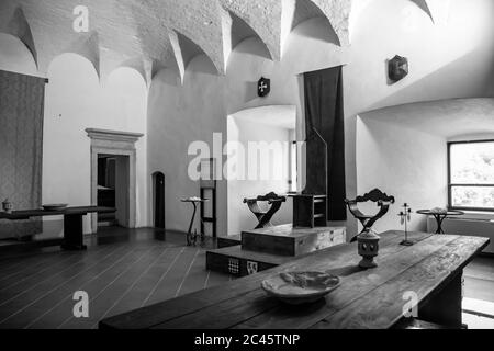 30 juin 2019 - Narni, Ombrie, Italie - chambres intérieures du château médiéval, dans l'ancien village de Narni. La salle du trône. Banque D'Images