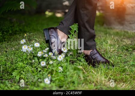 pieds pour hommes en chaussures marron gros plan Banque D'Images
