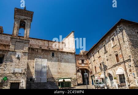 30 juin 2019 - Narni, Ombrie, Italie - la cathédrale médiévale de San Giovenaleo dans l'ancien village de Narni. Le côté avec le clocher et le Banque D'Images