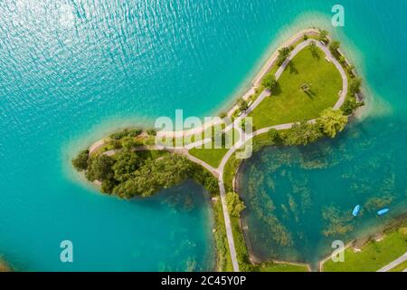 Vue aérienne du lac Lungern avec une petite île en été, Obwalden, Suisse. Banque D'Images